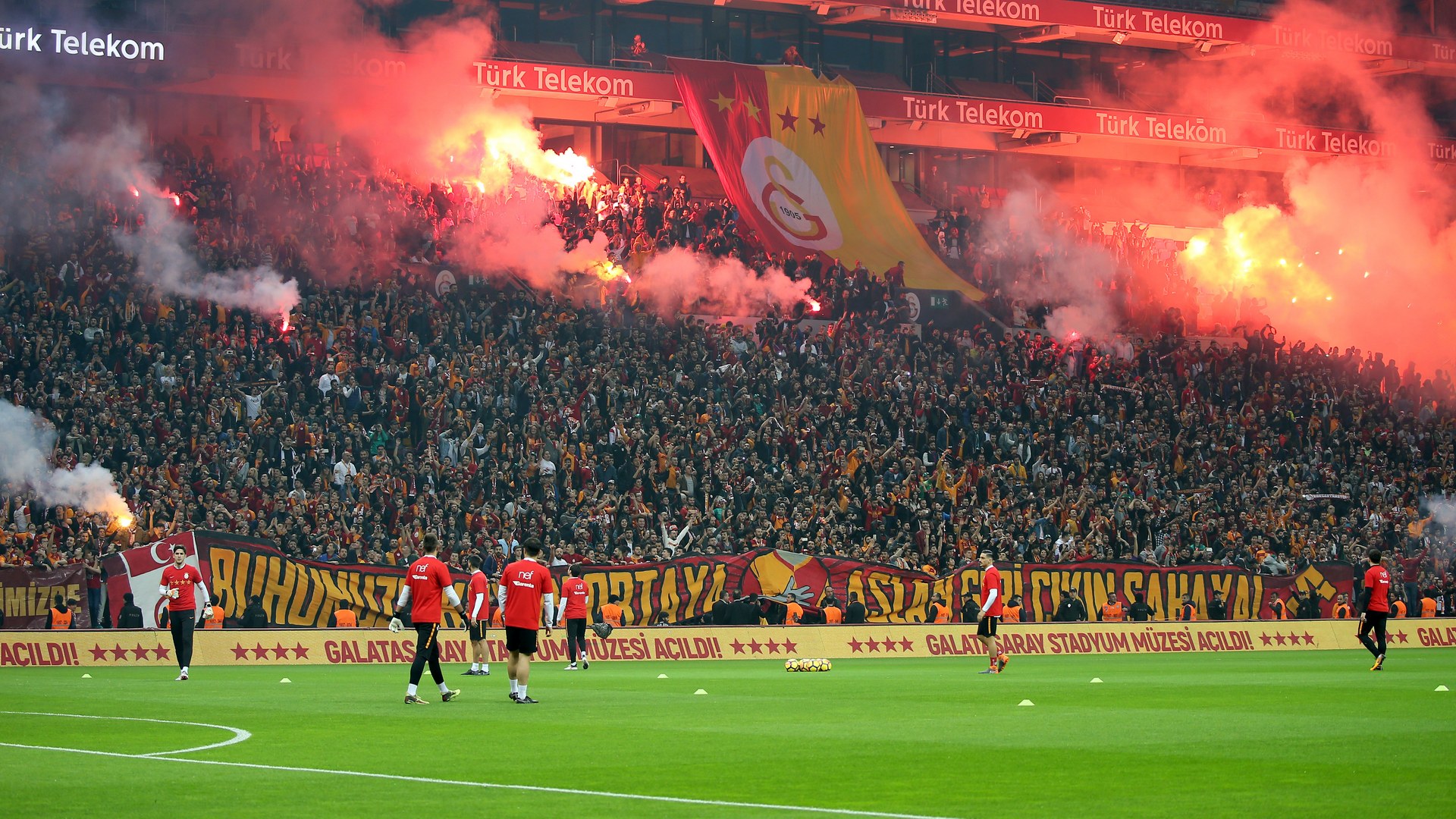 Galatasaray camiası TFF ve Kulüpler Birliğine isyan etti: Antrenmanda 40 bin kişi. Galatasaray camiası TFF ve Kulüpler Birliğine isyan etti: Antrenmanda 40 bin kişi.