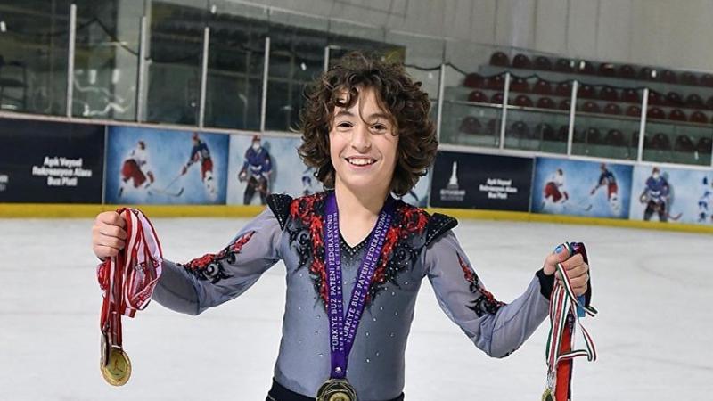 12 yaşındaki Efe buz pateninde dünya rekoru kırdı