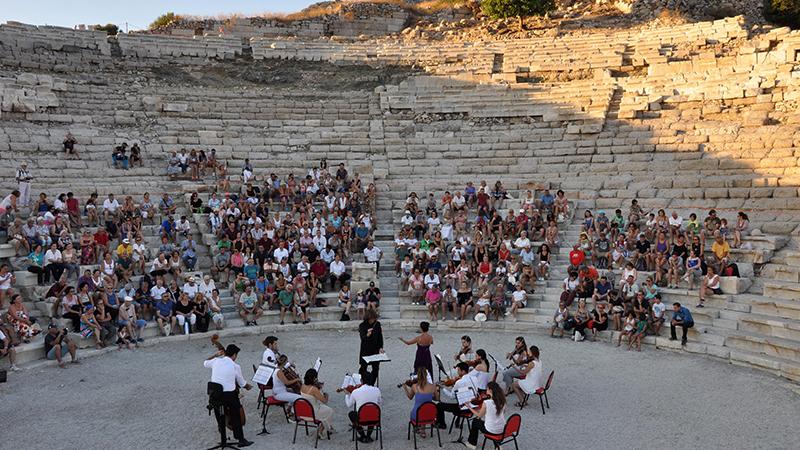 Tarihi tiyatroda, 2 bin yıl sonra konser heyecanı Tarihi tiyatroda, 2 bin yıl sonra konser heyecanı