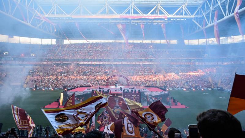 Galatasaray 21'inci şampiyonluğunu kutluyor Galatasaray 21'inci şampiyonluğunu kutluyor