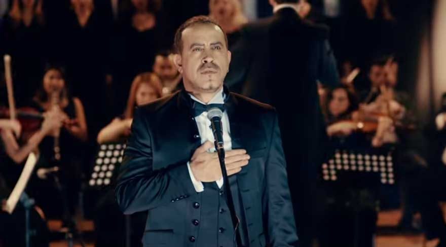 Haluk Levent genç kızın mezuniyet kavalyesi oldu Haluk Levent genç kızın mezuniyet kavalyesi oldu