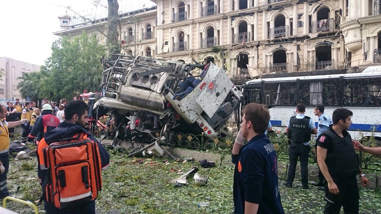 FLAŞ : Istanbul'da bomba yüklü araçla terörist saldırı