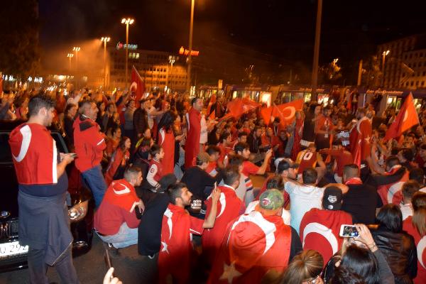 Almanya'da Türk taraftarlar sokağa döküldü