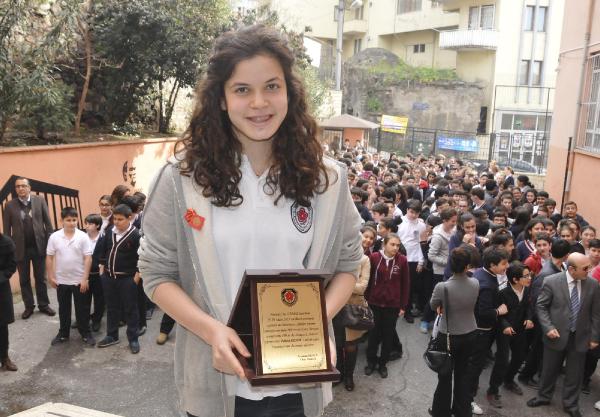 Kocaelili yüzücü Zeliha, Portekiz'den bir altın bir gümüşle döndü Kocaelili yüzücü Zeliha, Portekiz'den bir altın bir gümüşle döndü